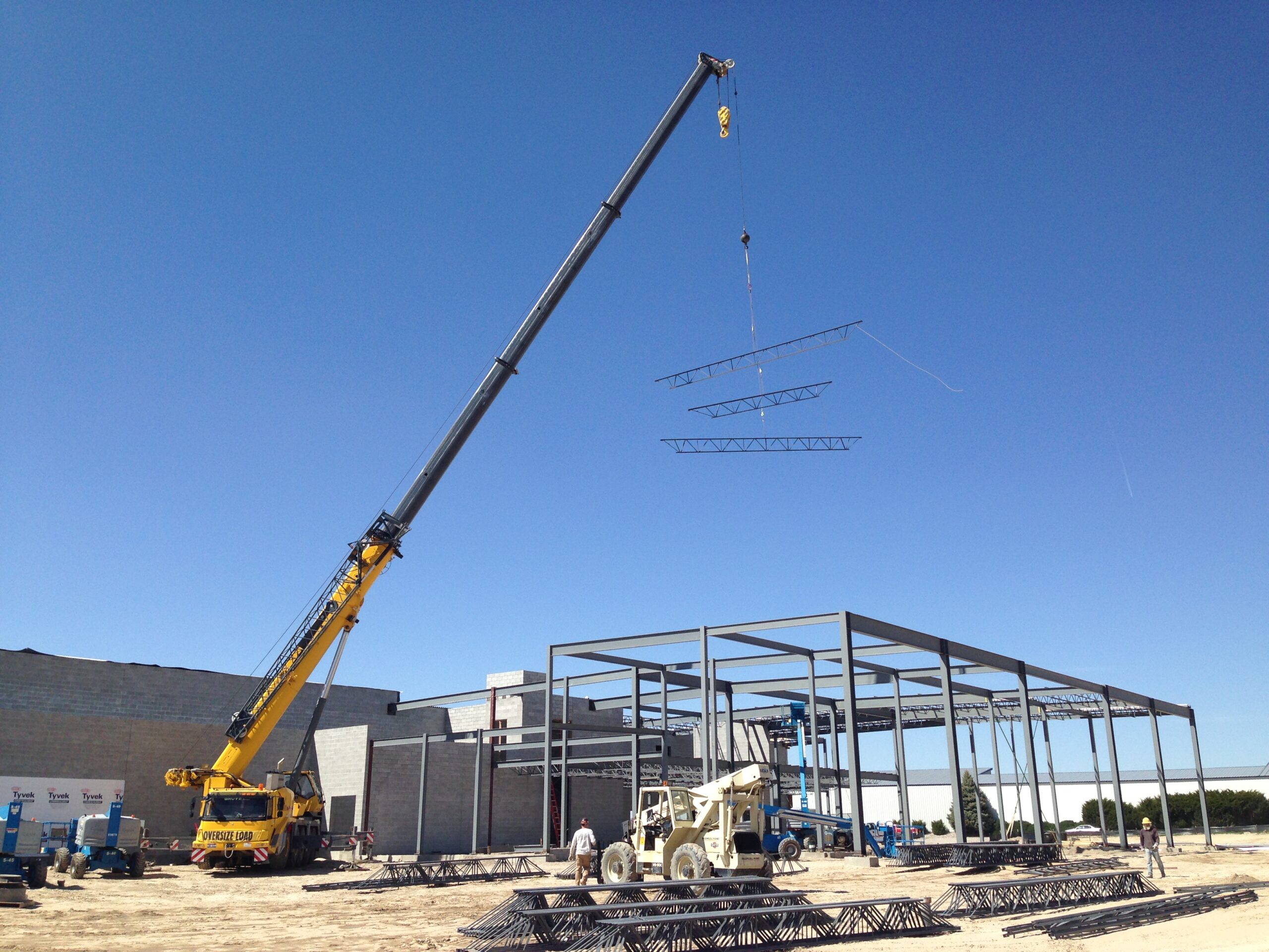 erection of a steel building with a heavy crane